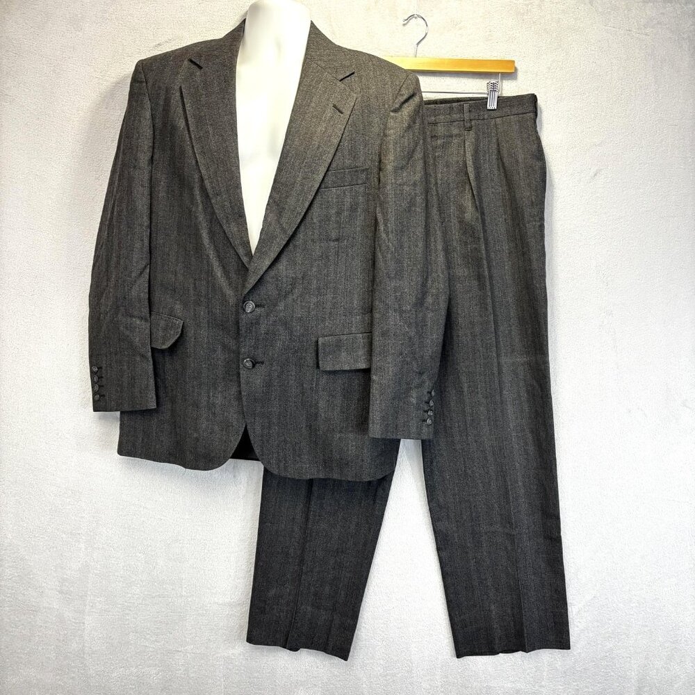 Vintage USA Made Wool Suit Mens‎ 42R 35x30 Gray Pinstripe Jacket Pleated Pants
